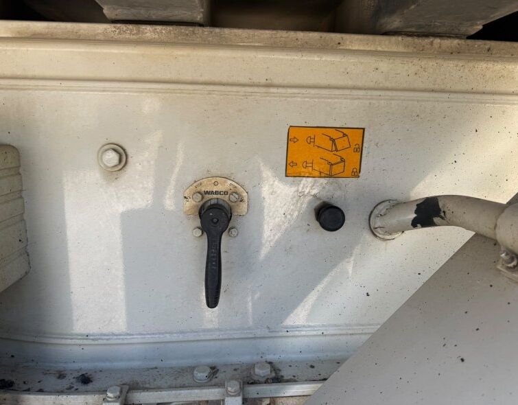 - DAF TRACTOR UNIT AND BENALU SEMI-TRAILER SET